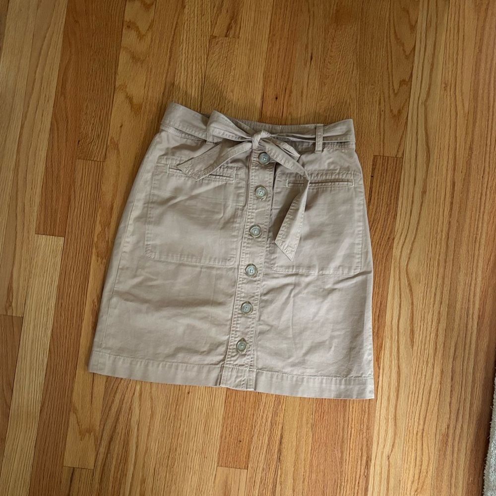 Banana republic beige knee length skirt